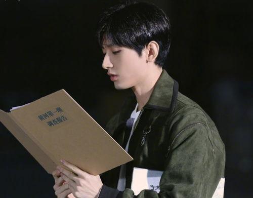 娱乐圈吃瓜成毅是谁呀,他是如何成为热门话题的？